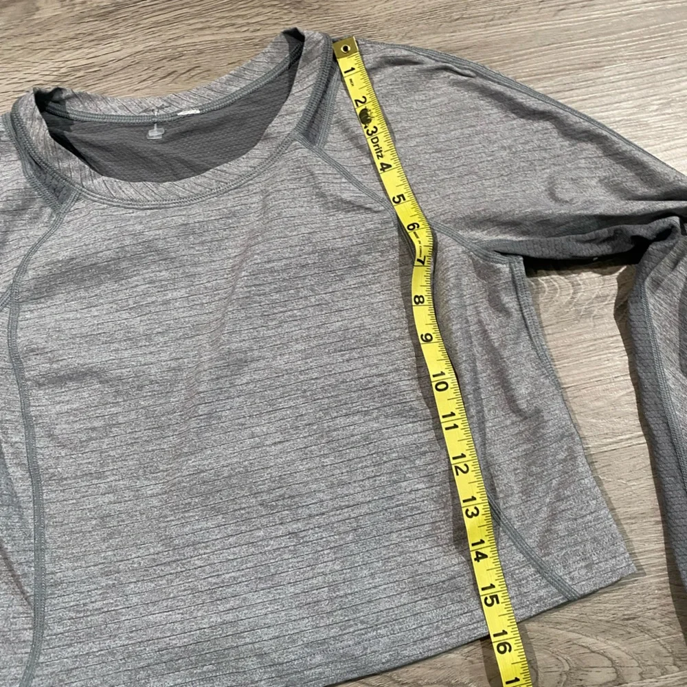 Lululemon Athletic Gray‎ Long Sleeve Women's Top Cropped